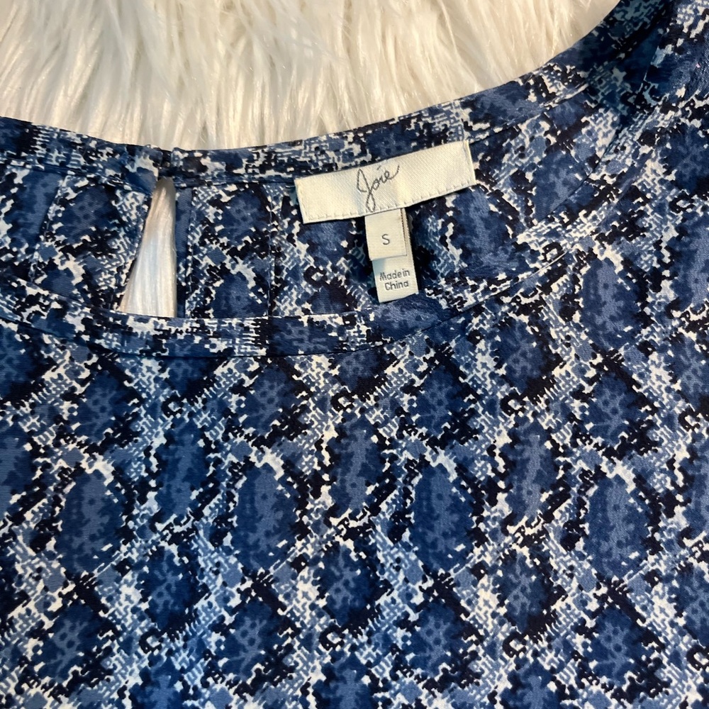 Joie 💯% silk comfort career, whimsical,
Business casual cap sleeve shirt - Picture 5 of 10